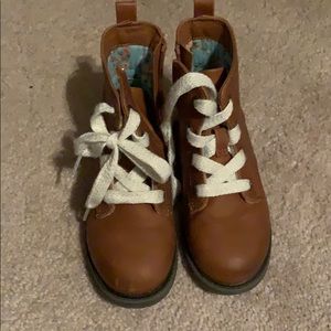 Brown boots with white laces